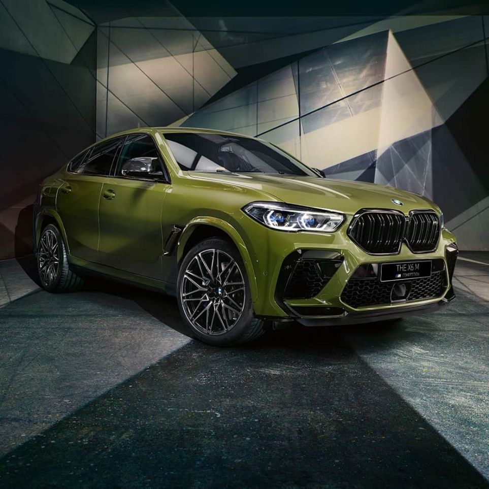 Решетка радиатора M модели BMW X6 M Competition Решетка радиатора М модели BMW X6 M Competition F96, специальное лакокрасочное покрытие зеленого цвета Urban из линейки BMW Individual, SUV вид спереди с поворотом в три четверти
