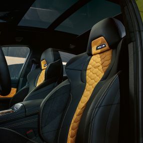 Многофункциональные сиденья M модели BMW X6 M Competition Многофункциональные сиденья M с подсвеченной эмблемой «X6 M» модели BMW X6 M Competition F96, интерьер