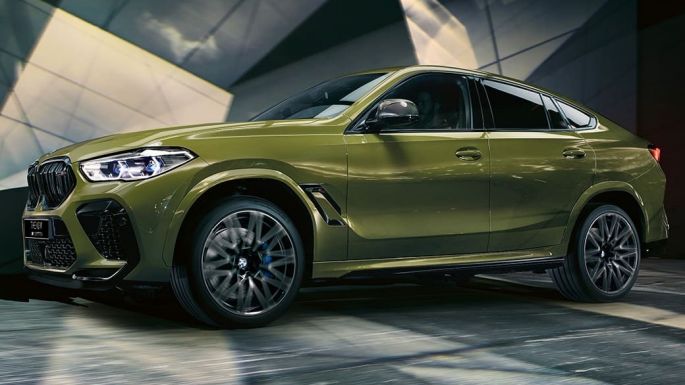BMW X6 M Competition, вид сбоку BMW X6 M Competition F96 с легкосплавными дисками М, специальное лакокрасочное покрытие зеленого цвета Urban из линейки BMW Individual, вид сбоку