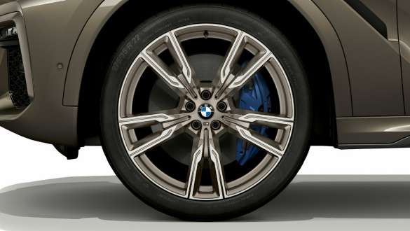 BMW X6 M50i, SUV, акцент на легкосплавный колесный диск. BMW X6 M50i, SUV, экстерьер с акцентом на легкосплавный колесный диск