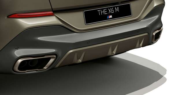 BMW X6 M50i, вид сзади, выхлопные патрубки спортивной системы выпуска М BMW X6 M50i, вид сзади с акцентом на выхлопные патрубки спортивной системы выпуска М