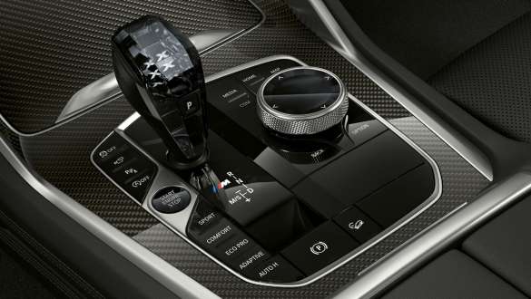 BMW X6 M50i, G06, рычаг переключения передач с эмблемой «М» BMW X6 M50i, G06, интерьер, рычаг переключения передач с эмблемой «М», крупным планом