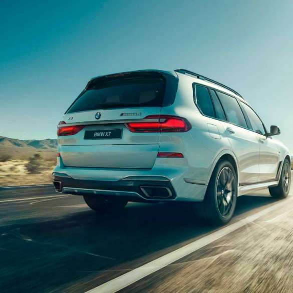 BMW X7 M50d, вид сзади Белый BMW X7 M50d, вид сзади