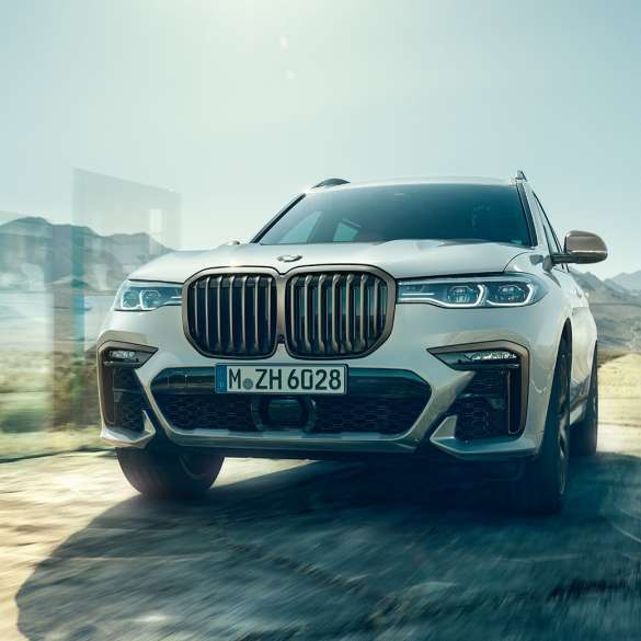 BMW X7 M50d, вид спереди BMW X7 M50d с кузовом белого цвета Mineral, вид спереди, G07, 2019