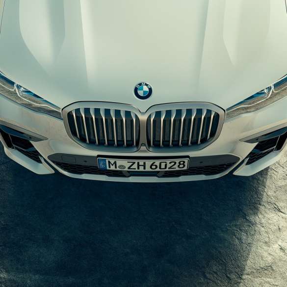 Автомобиль BMW X7 M, вид спереди, решетка радиатора BMW Автомобили BMW X7 M в версиях M50d и M50i, вид передней части и капота сверху, G07, 2019
