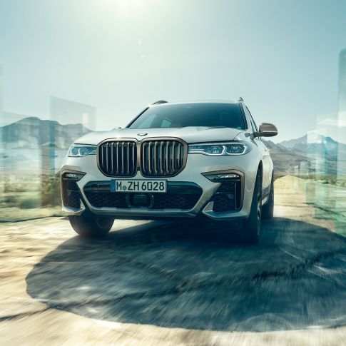 BMW X7 M50d, вид спереди BMW X7 M50d с кузовом белого цвета Mineral, вид спереди, G07, 2019