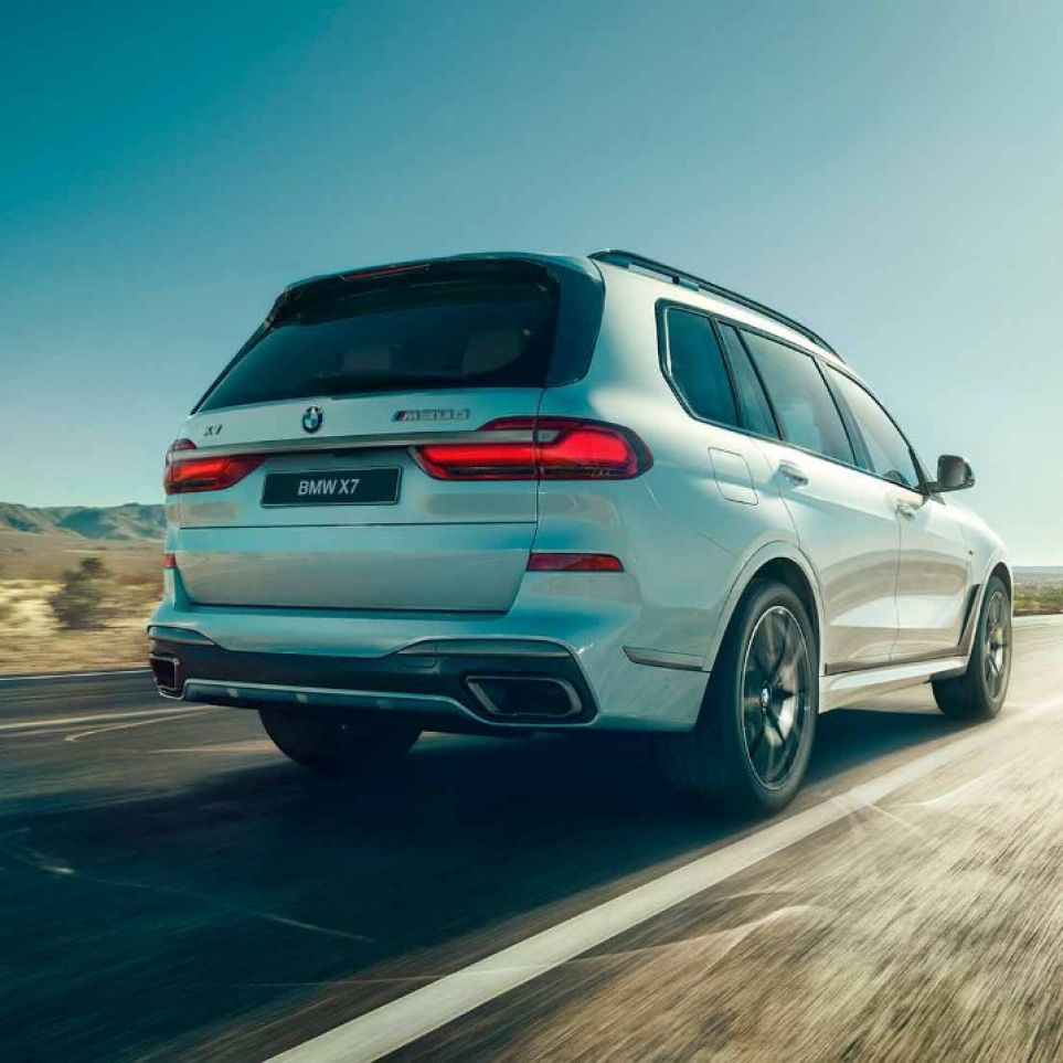 BMW X7 M50d, вид сзади BMW X7 M50d с кузовом белого цвета Mineral, в движении, вид сзади, G07, 2019