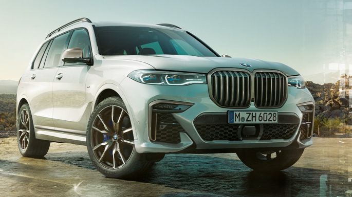Автомобиль BMW X7 M, вид спереди с поворотом в три четверти Автомобиль BMW X7 M с кузовом белого цвета Mineral, на стоянке, вид спереди с поворотом в три четверти, G07, 2019