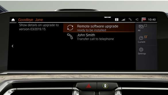 Автомобиль BMW X7 M с дистанционным обновлением программного обеспечения Автомобиль BMW X7 M, дистанционное обновление программного обеспечения: крупный план панели управления, G07