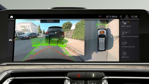 Автомобиль BMW X7 M с ассистентом парковки Plus Автомобиль BMW X7 M, ассистент парковки Plus: крупный план панели управления, G07