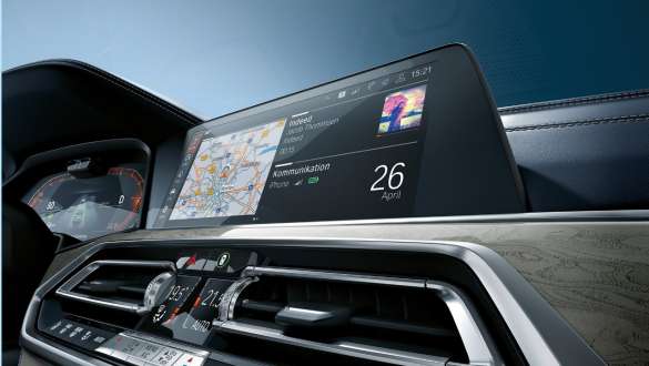 Автомобиль BMW X7 M с приборной панелью BMW Live Cockpit Professional Вид под углом приборной панели BMW Live Cockpit Professional автомобиля BMW X7 M, G07