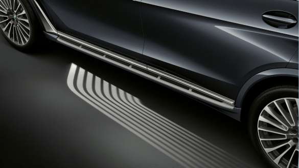Автомобиль BMW X7 M с функцией приветствия световой дорожкой Welcome Light Carpet Автомобиль BMW X7 M, вид сверху под углом, функция приветствия световой дорожкой Welcome Light Carpet освещает пространство перед водительской дверью, G07