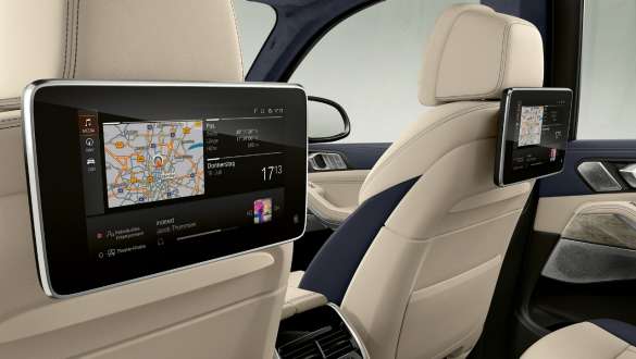 Автомобиль BMW X7 M с информационно-развлекательной системой Professional для задних пассажиров Автомобиль BMW X7 M, салон, информационно-развлекательная система Professional для задних пассажиров на спинках передних сидений, вид под углом, G07