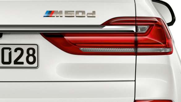 Двигатель BMW M50d Двигатель автомобиля BMW X7 M50d, G07, обозначение модели в задней части кузова