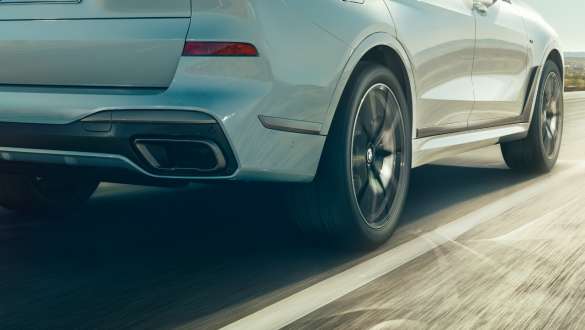 Автомобиль BMW X7 M со спортивными дифференциалом M Автомобиль BMW X7 M со спортивным дифференциалом M, G07, вид сзади крупным планом