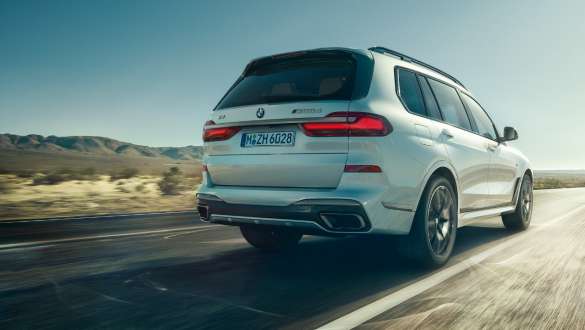 Автомобиль BMW X7 M с системой Executive Drive Pro Автомобиль BMW X7 M с системой регулировки ходовой части Executive Drive Pro, G07, вид сзади с поворотом в три четверти