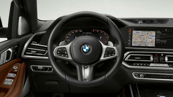 Автомобиль BMW X7 M с обтянутым кожей рулевым колесом M Автомобиль BMW X7 M, кокпит с обтянутым кожей рулевым колесом M, G07