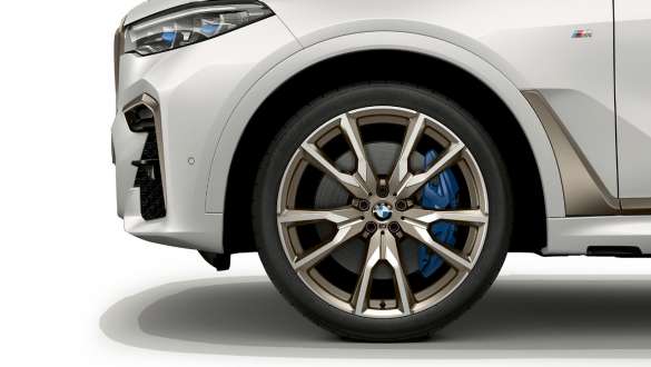 Автомобиль BMW X7 M с легкосплавными колесными дисками M Автомобиль BMW X7 M с легкосплавными колесными дисками M с V-образными спицами 755 M, G07, вид колесного диска крупным планом