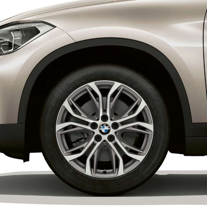 BMW X1, версия Advantage: легкосплавный диск BMW X1, версия Advantage: вид сбоку, крупный план легкосплавного диска