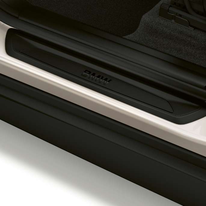 BMW X1, версия Advantage: порог BMW X1, версия Advantage: вид сбоку, крупный план порога