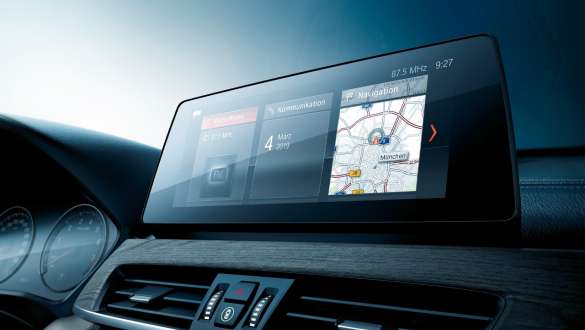 BMW X1, дисплеи и органы управления. BMW X1, фотография интерьера с акцентом на дисплеи и органы управления.