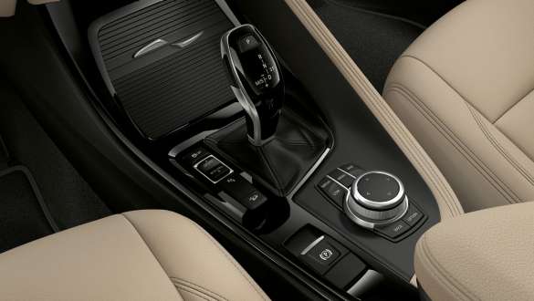 BMW X1, рычаг переключения передач на центральной консоли. BMW X1, крупный план рычага переключения передач на центральной консоли.