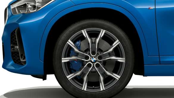 BMW X1, многопоршневой тормозной суппорт BMW X1, вид сбоку: крупный план 19-дюймового диска с тормозами M Sport
