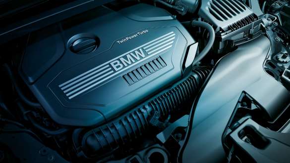 4-цилиндровый бензиновый двигатель BMW TwinPower Turbo. BMW X1, крупный план 4-цилиндрового бензинового двигателя BMW TwinPower Turbo.