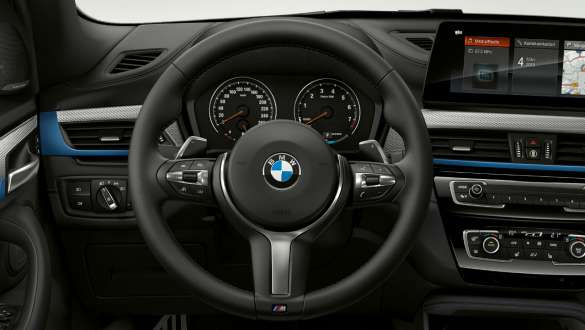 BMW X1, многофункциональное рулевое колесо. BMW X1, интерьер с пакетом M Sport и рулевым управлением M Sports.