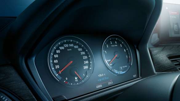 Панель приборов с технологией Black Panel BMW X1, интерьер, панель приборов с технологией Black Panel