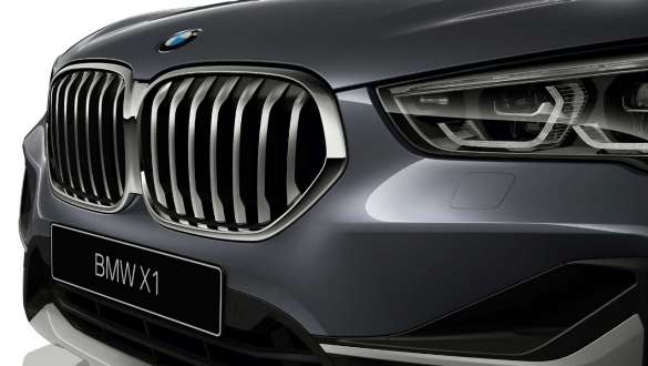 BMW X1, фирменная решетка радиатора BMW. BMW X1, крупный план фирменной решетки радиатора BMW.