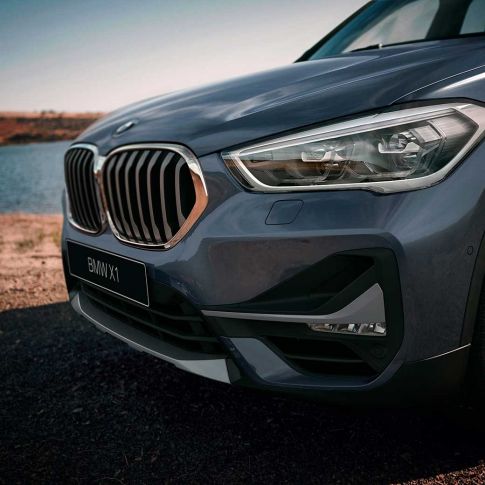 BMW X1, крупный план адаптивных светодиодных фар.