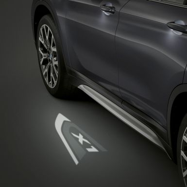 BMW X1, вид сбоку, крупный план светодиодной проекции «X1».