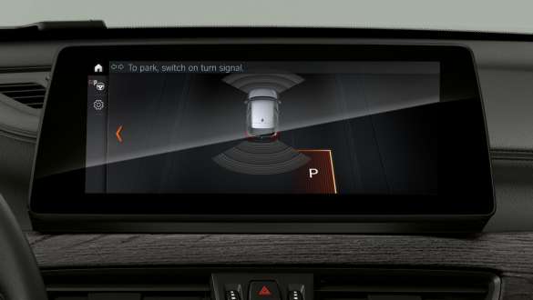 BMW X1, ассистент парковки Plus – дисплеи и органы управления. BMW X1, фотография интерьера с акцентом на ассистент вождения Plus – дисплеи и органы управления.