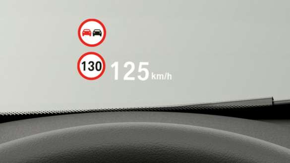 BMW X1, проекционный дисплей BMW. BMW X1, фотография интерьера с акцентом на проекционный дисплей BMW.