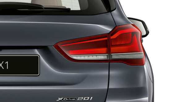 BMW X1, задние фонари, выполненные по светодиодной технологии. BMW X1, крупный план задних фонарей, выполненных по светодиодной технологии.