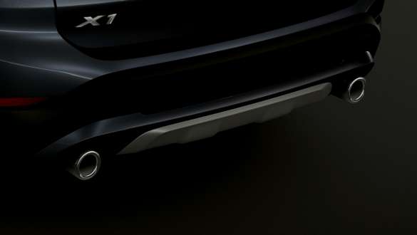 BMW X1, патрубок системы выпуска. BMW X1, крупный план патрубка выхлопной трубы.