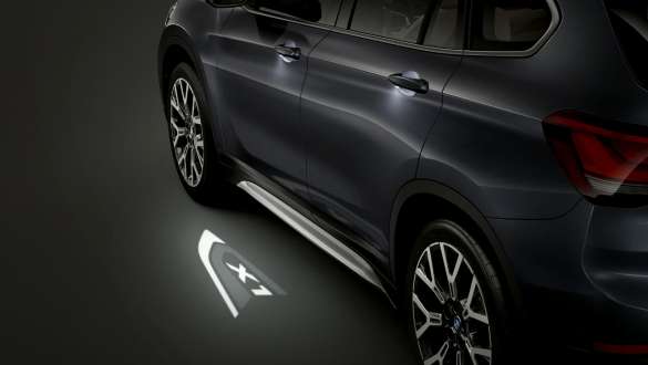 BMW X1, светодиодная проекция «X1». BMW X1, крупный план светодиодной проекции «X1».
