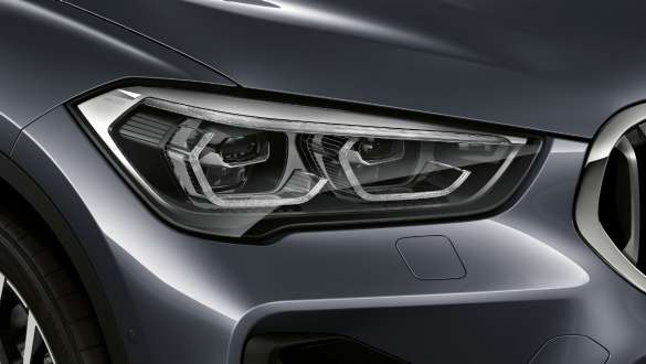 BMW X1, адаптивные светодиодные фары. BMW X1, крупный план адаптивных светодиодных фар.