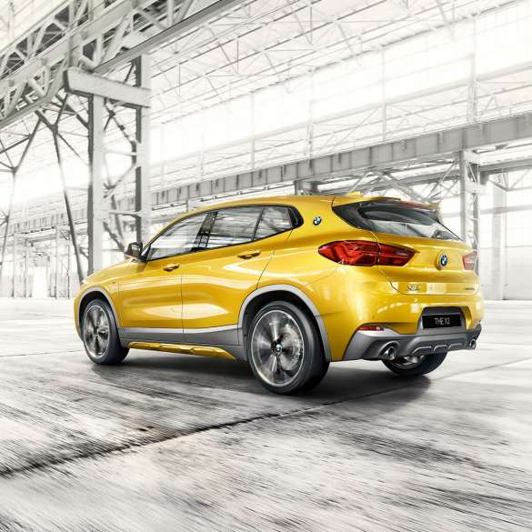 BMW X2 F39, вид сбоку с поворотом в три четверти. BMW X2 2018 F39, вид сбоку с поворотом в три четверти, гальваническое покрытие золотой металлик.