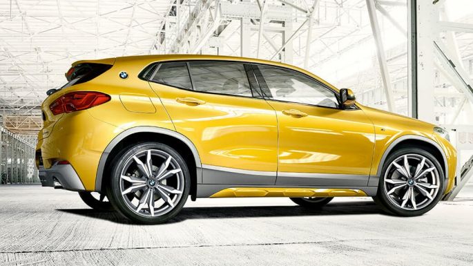 BMW X2 F39, вид сбоку. BMW X2 2018 F39 Galvanic Gold metallic, вид сбоку.