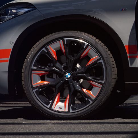 BMW X2 2018 F39, литые диски. BMW X2 2018 F39 Galvanic Gold metallic, литые диски, крупный план.