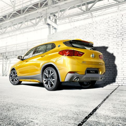 BMW X2 F39, вид сзади. BMW X2 2018 F39 Galvanic Gold metallic, вид сзади.