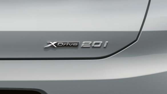 BMW X2 F39 вид сзади. BMW X2 xDrive 2018 F39, вид сзади, гальваническое покрытие золотой металлик.