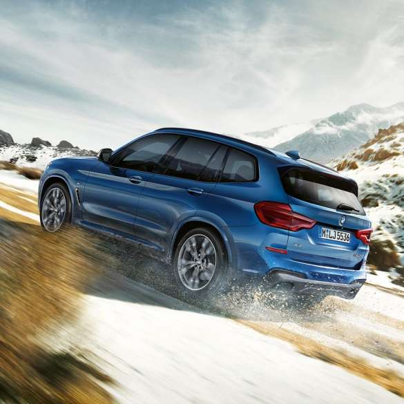 BMW X3 M40i при движении в гору BMW X3 M40i при движении в гору
