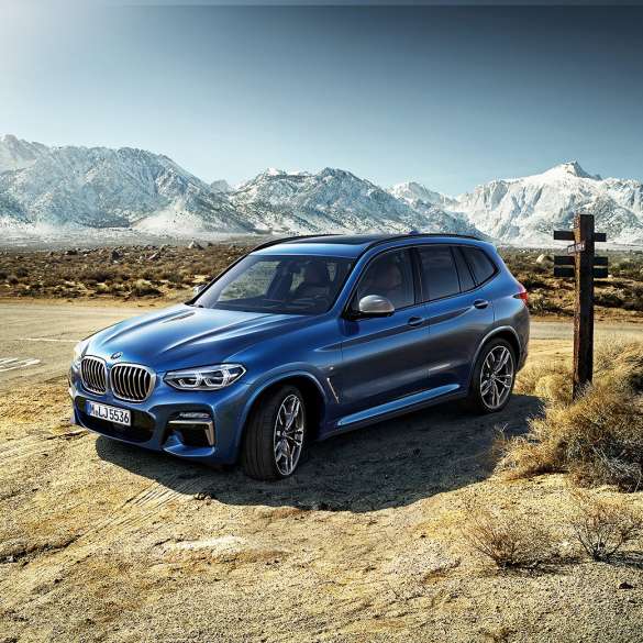 BMW X3 M40i, вид сбоку на фоне гор BMW X3 M40i, вид сбоку на фоне гор