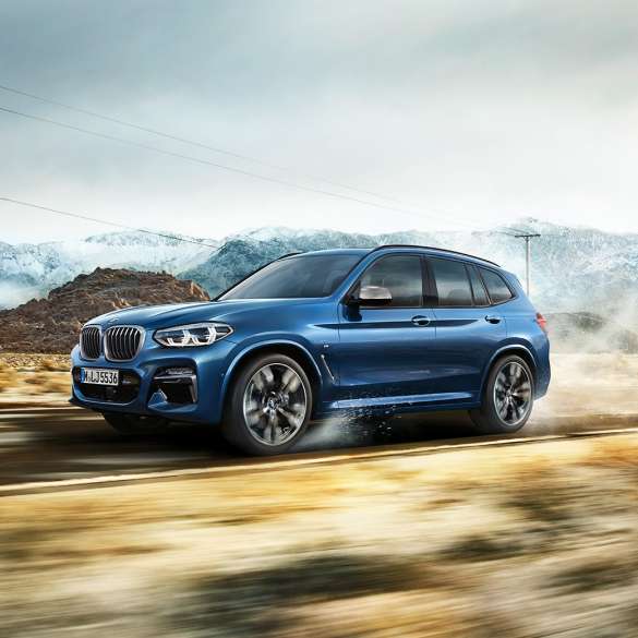 BMW X3 M40i, вид сбоку при движении в гору BMW X3 M40i, вид сбоку при движении в гору