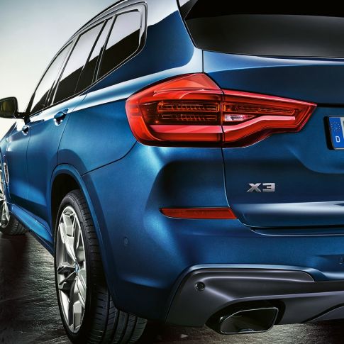 BMW X3 M40i вид сзади с разворотом в три четверти BMW X3 M40i вид сзади с разворотом в три четверти, со светодиодными задними фонарями