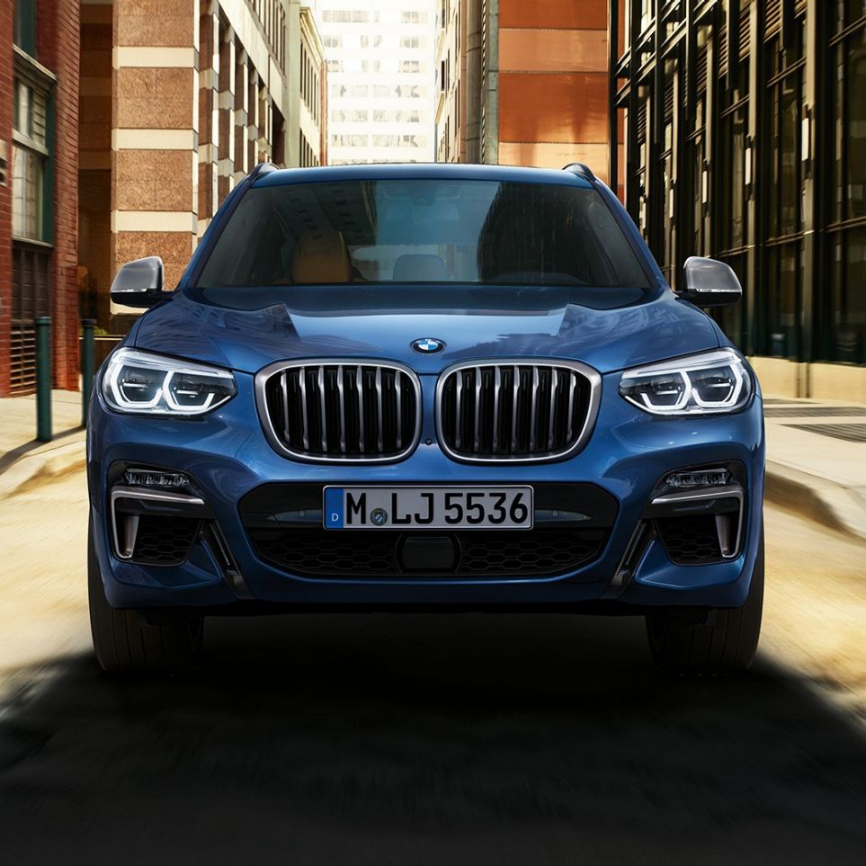 BMW X3 M40i, вид спереди BMW X3 M40i, вид спереди в городском среде