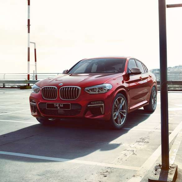 BMW X4 SUV G02 экстерьер BMW X4 M40i SUV G02 Flamenco Red, экстерьер, вид в три четверти, на парковке